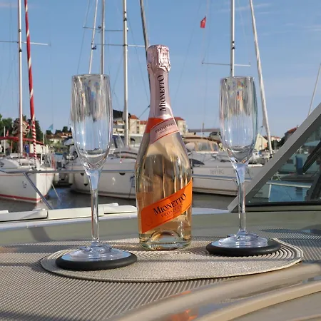 Botel Deja Vu Inklusive Skipper Biograd Na Moru